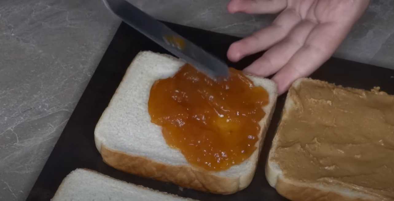 Классический сэндвич с джемом и арахисовой пастой-Шаг 6