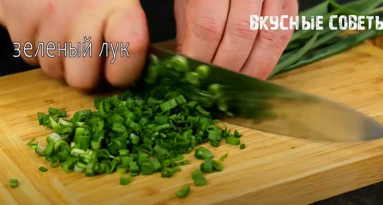 Салат со шпротами и зеленым луком-Шаг 2