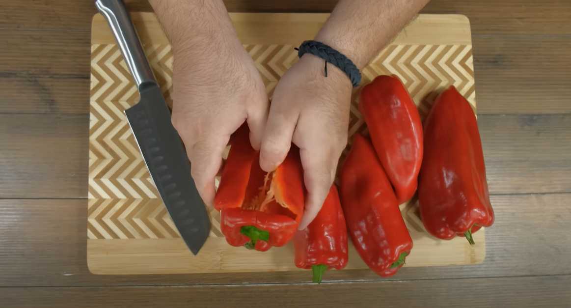 Фаршированные красные перцы с сыром фета-Шаг 1