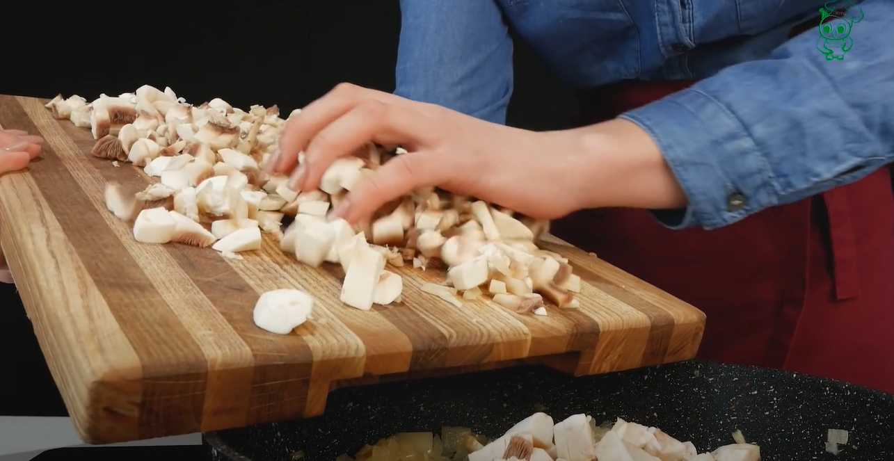 Мясной рулет с виным соусом-Шаг 6