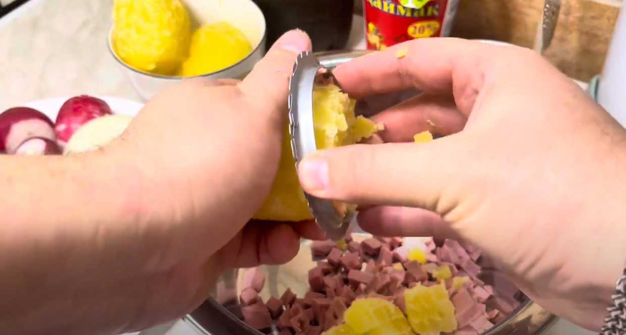 Окрошка с солеными огурцами и квасом-Шаг 1