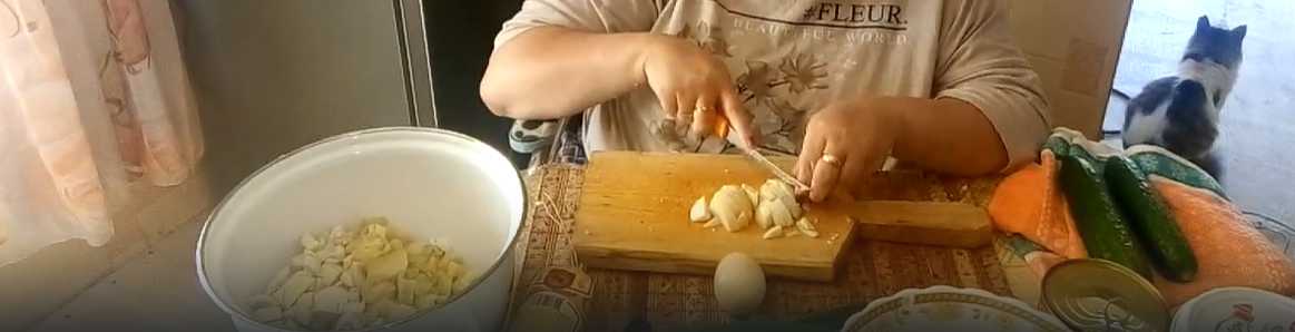 Окрошка с килькой в томатном соусе и квасом-Шаг 2