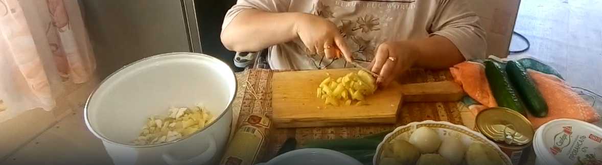 Окрошка с килькой в томатном соусе и квасом-Шаг 1