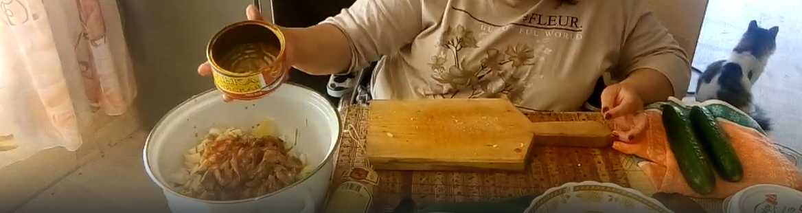 Окрошка с килькой в томатном соусе и квасом-Шаг 3