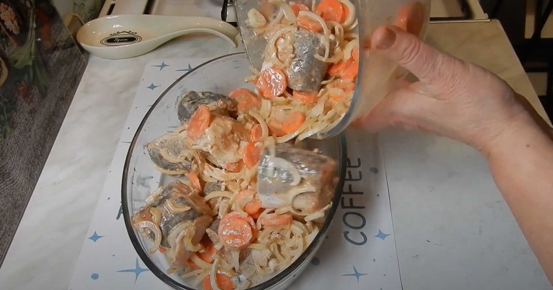 Хек с овощами в сметане-Шаг 9