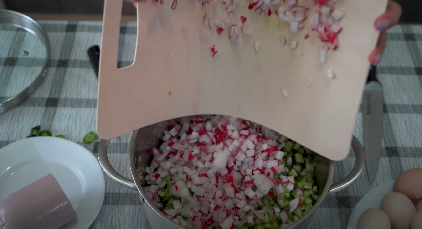 Классическая окрошка с колбасой на квасе со свежим огурцом и картофелем-Шаг 3