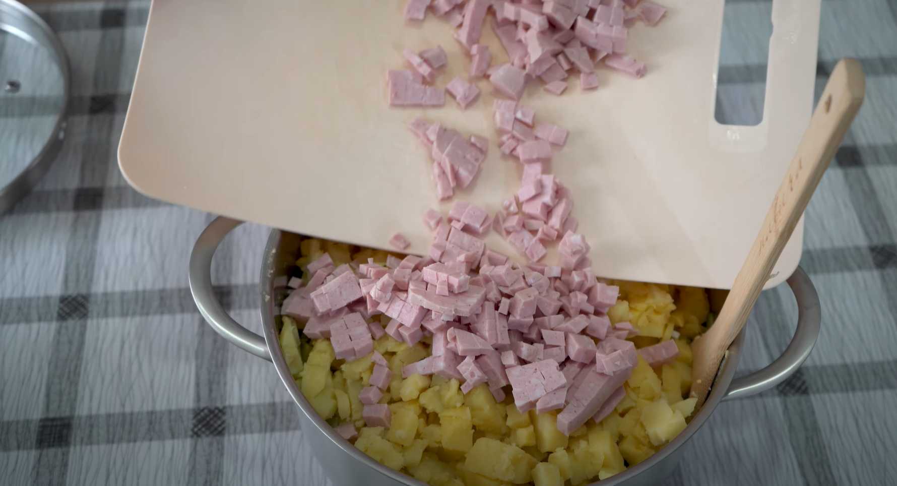 Классическая окрошка с колбасой на квасе со свежим огурцом и картофелем-Шаг 5