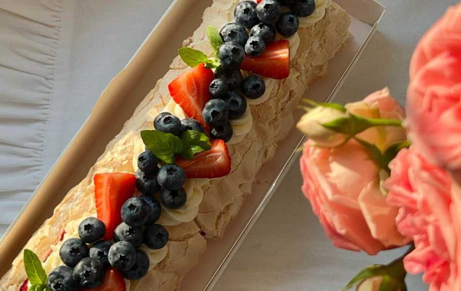 Рецепт: Меренговый рулет с ягодами