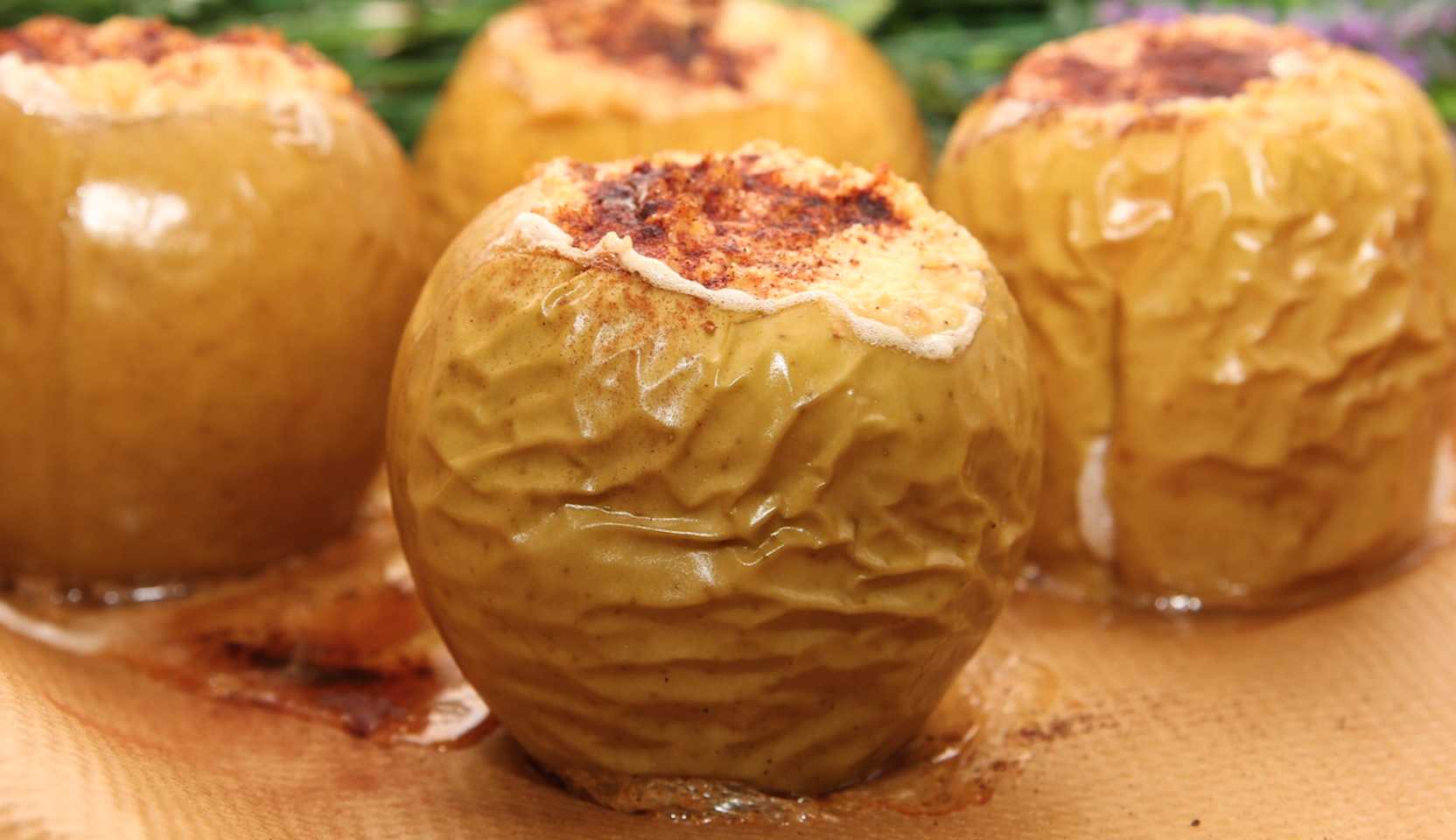 Изображение блюда: Запеченные яблоки с творогом и корицей — Eda.Video