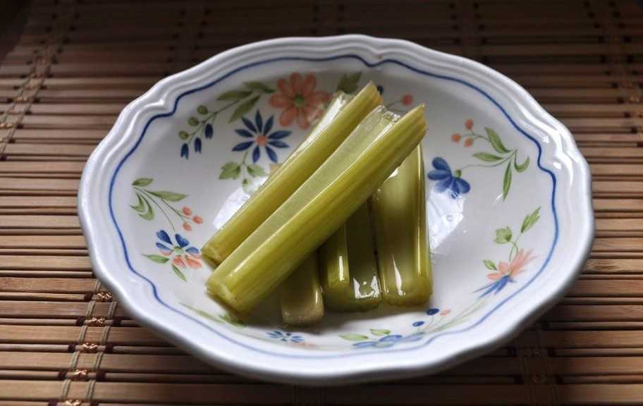 Рецепт: Маринованный сельдерей с болгарским перцем на зиму