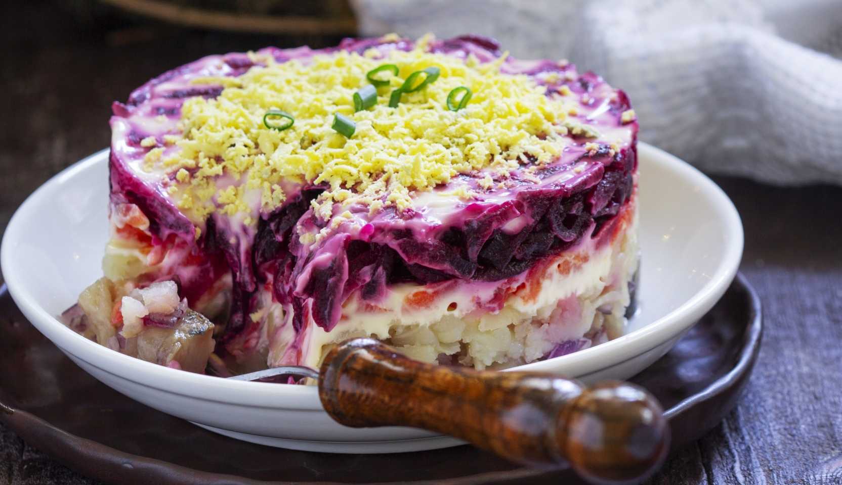 Изображение блюда: Селедка под шубой с щучьей икрой — Eda.Video