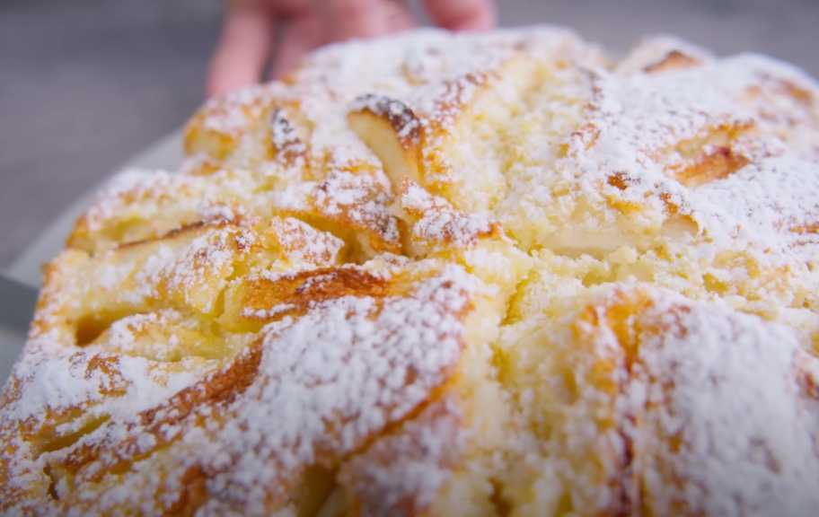 Рецепт: Шарлотка творожная с яблоками в духовке