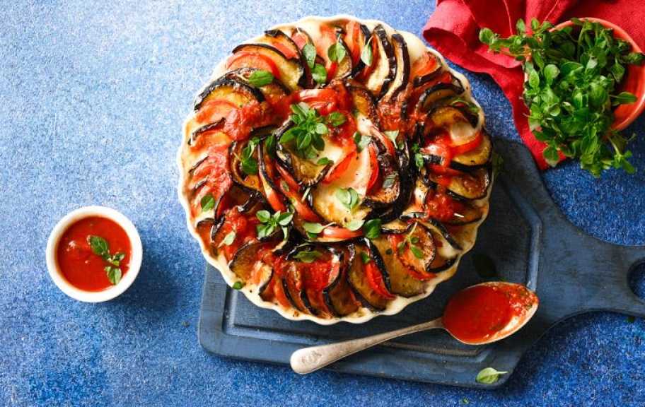 Рецепт для начинающих: Баклажаны с сыром и помидорами — Eda.Video