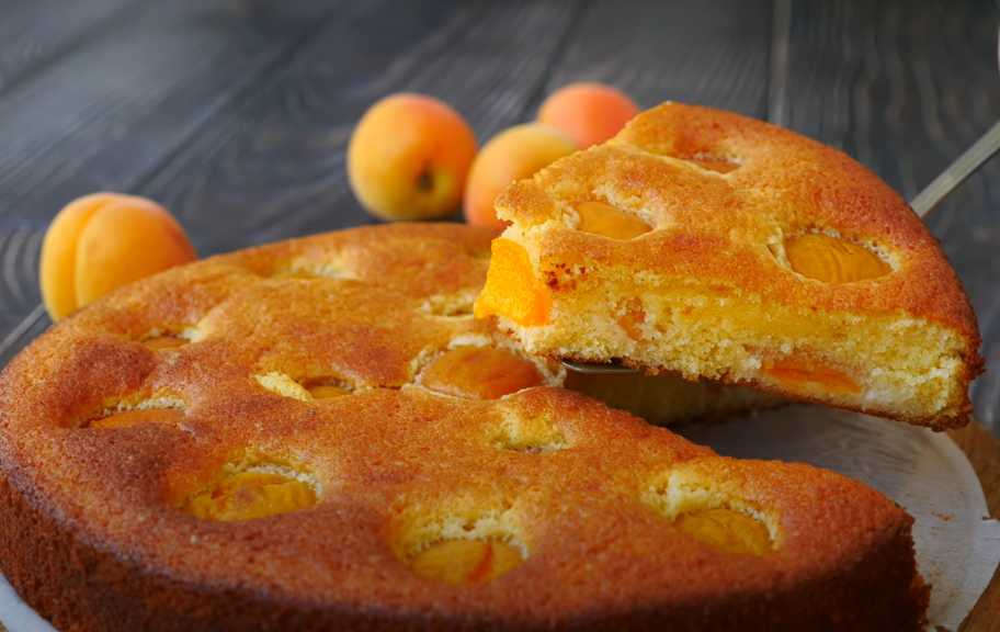 Рецепт: Шарлотка с персиками