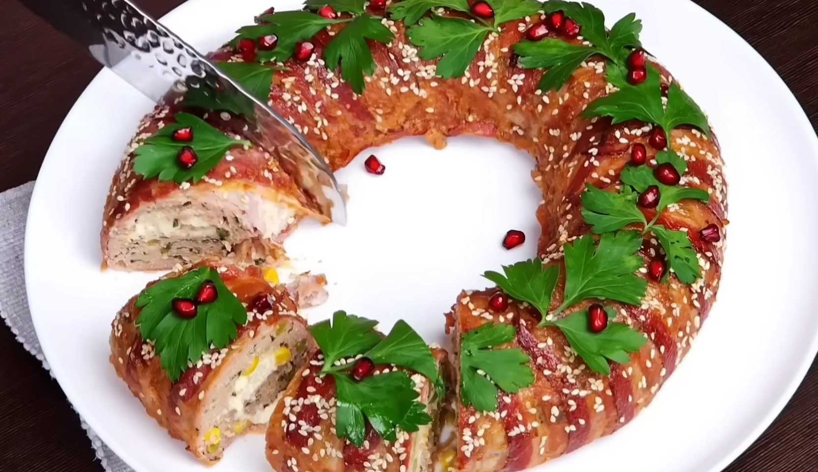 Изображение блюда: Мясной рулет с сыром и овощами в беконе — Eda.Video