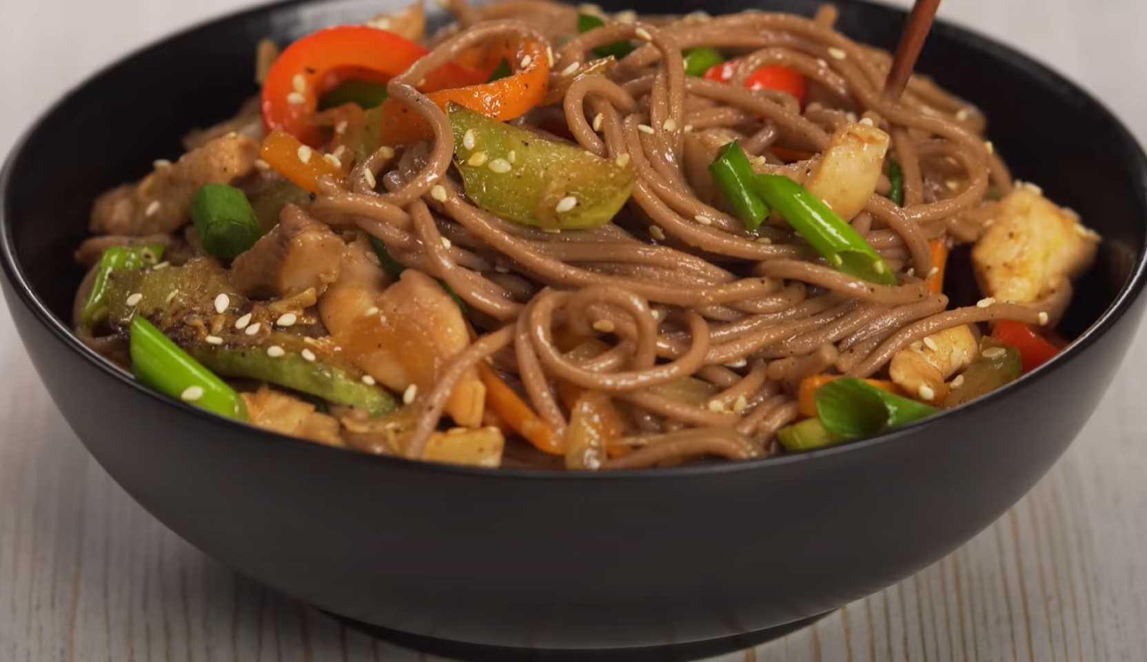 Изображение блюда: Соба с курицей и овощами — Eda.Video
