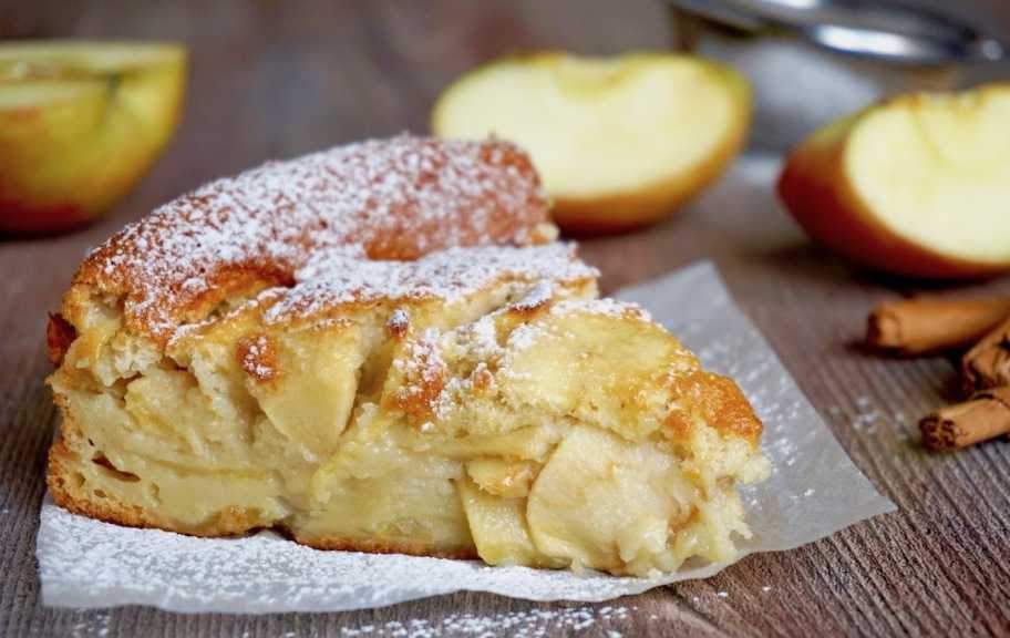 Рецепт: Влажный и сочный яблочный пирог