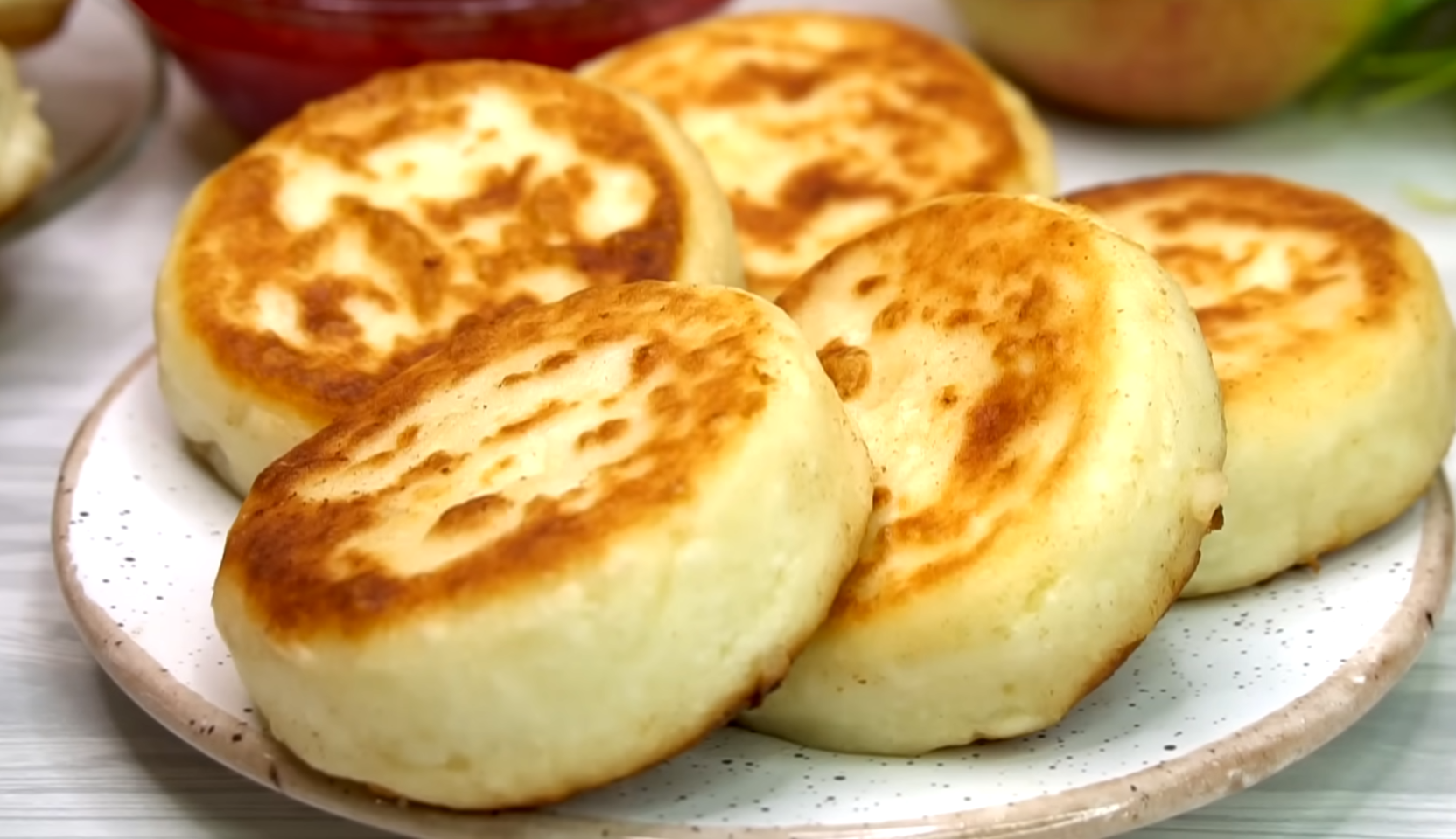 Изображение блюда: Пышные сырники со сметаной — Eda.Video