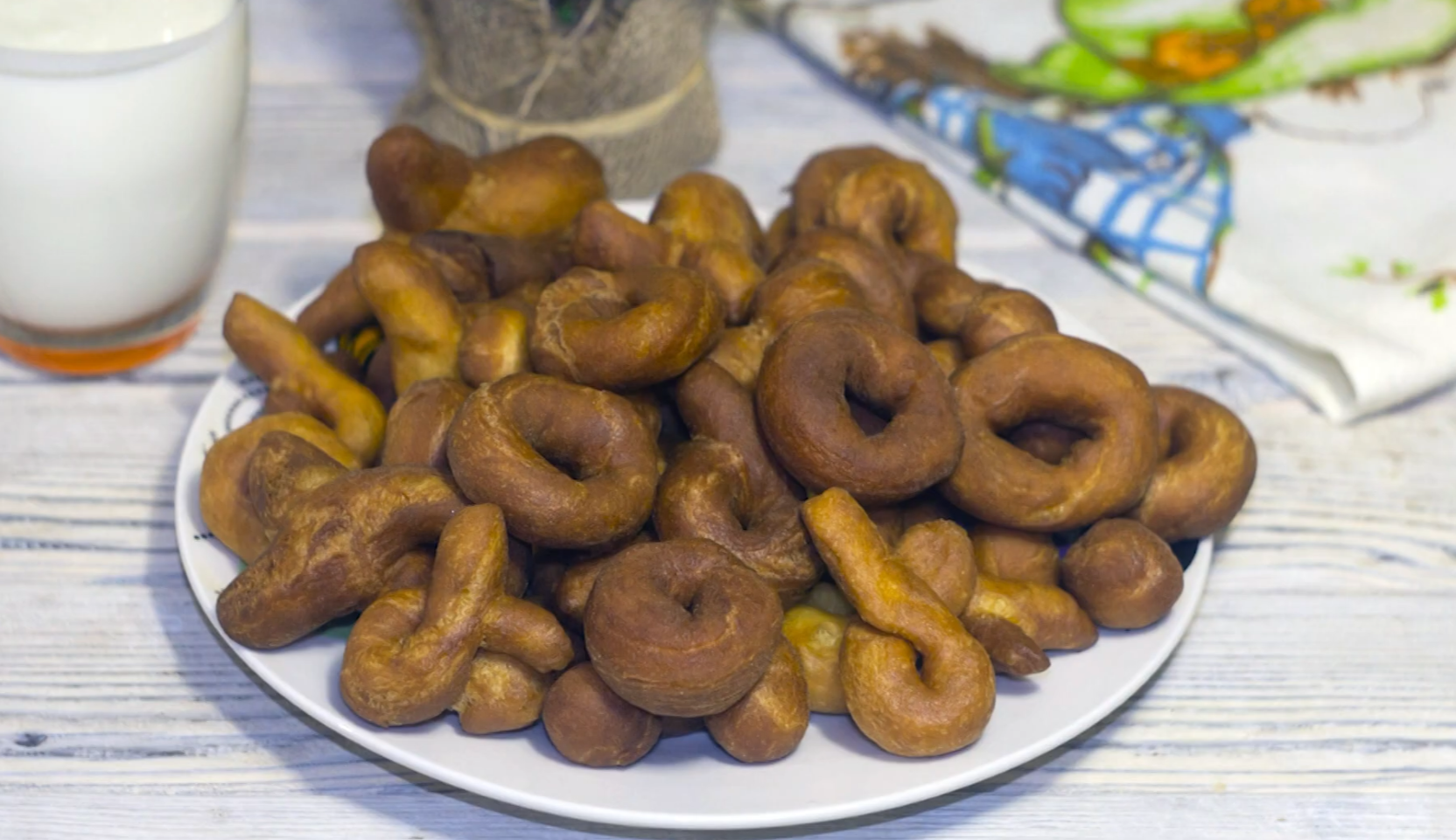 Изображение блюда: Домашние борцоки на кефире — Eda.Video