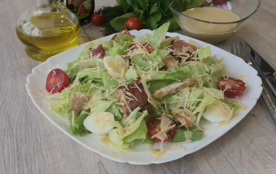 Новый рецепт: Классический салат Цезарь с курицей — Eda.Video