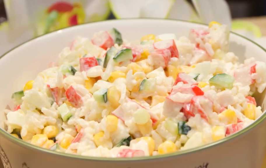 Новый рецепт: Крабовый салат с луком: классический рецепт с рисом — Eda.Video