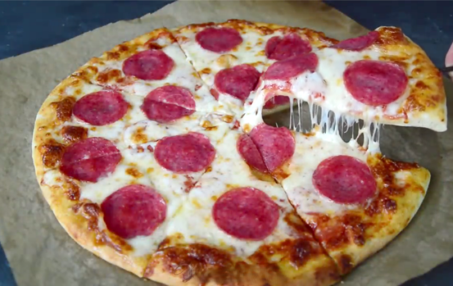 Рецепт: Классическая итальянская пицца с пепперони и моцареллой