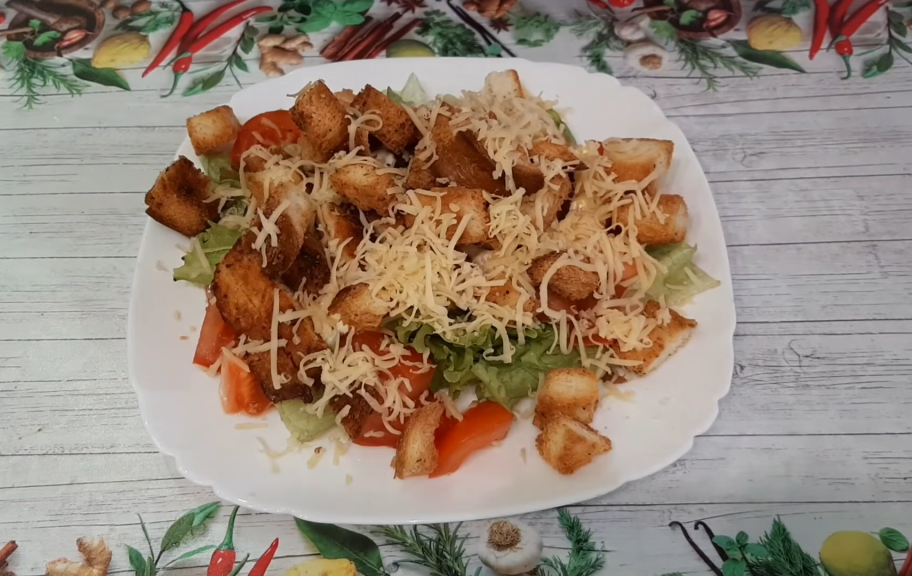 Новый рецепт: Салат Цезарь с курицей, помидором, сыром и сухариками — Eda.Video