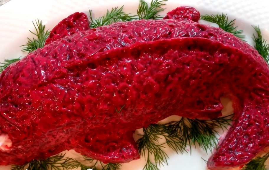 Новый рецепт: Селедка под шубой в форме рыбы — Eda.Video