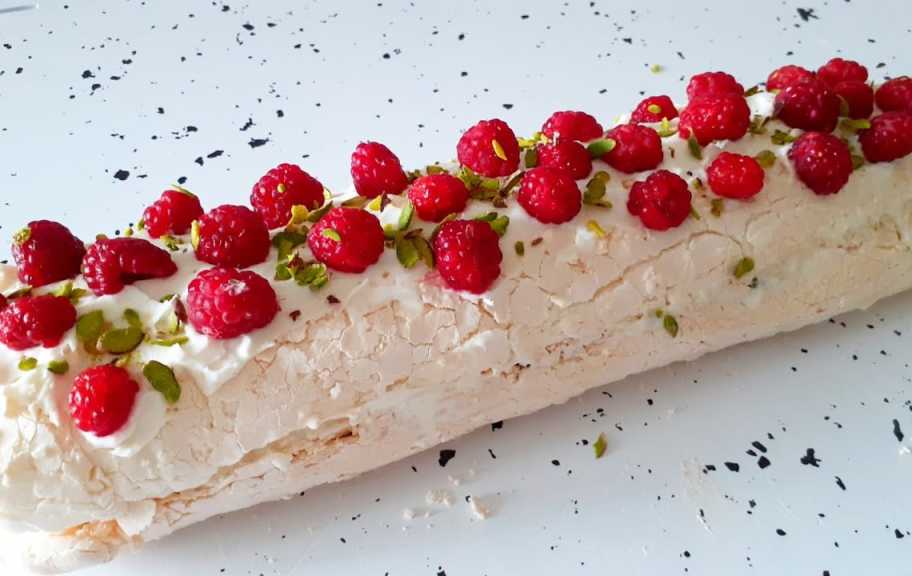 Новый рецепт: Меренговый рулет с фисташковой пастой и ягодами — Eda.Video