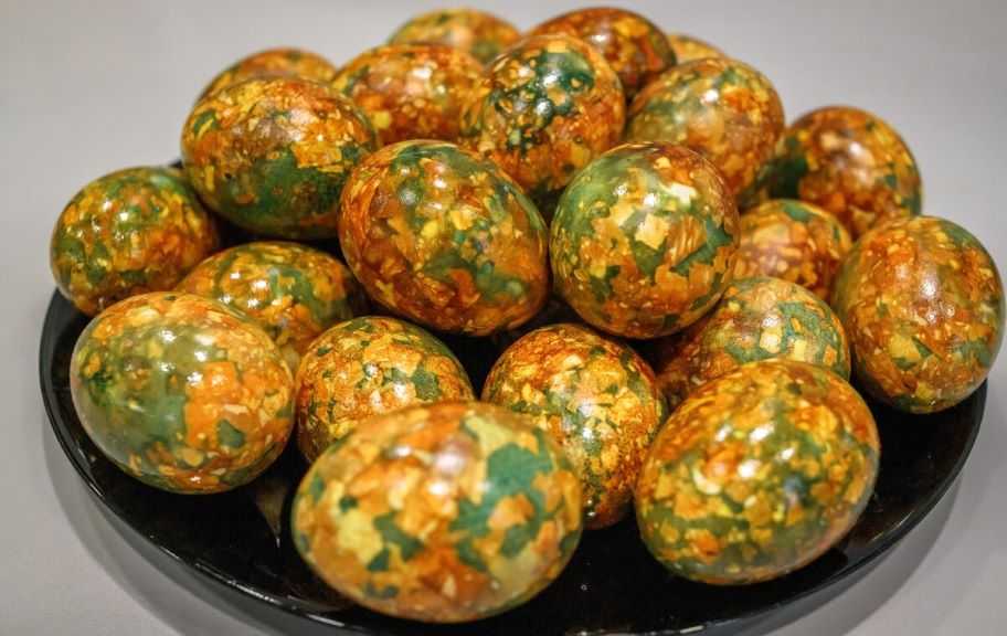 Новый рецепт: Мраморные яйца на Пасху — Eda.Video