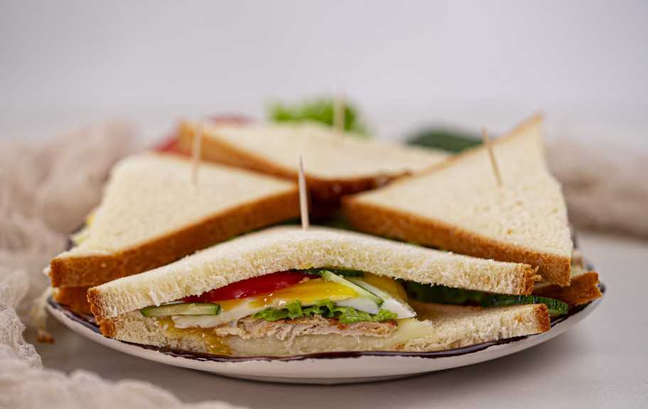 Новый рецепт: Детский сэндвич с курицей, яйцом и моцареллой — Eda.Video