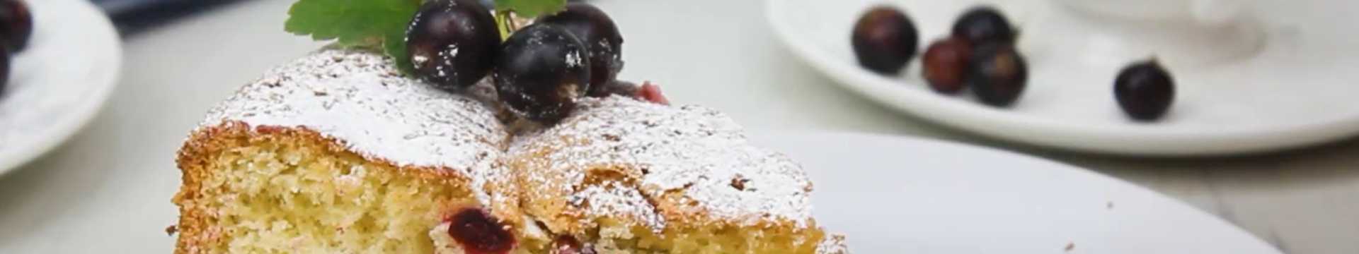 Шарлотка с черной смородиной — Eda.Video