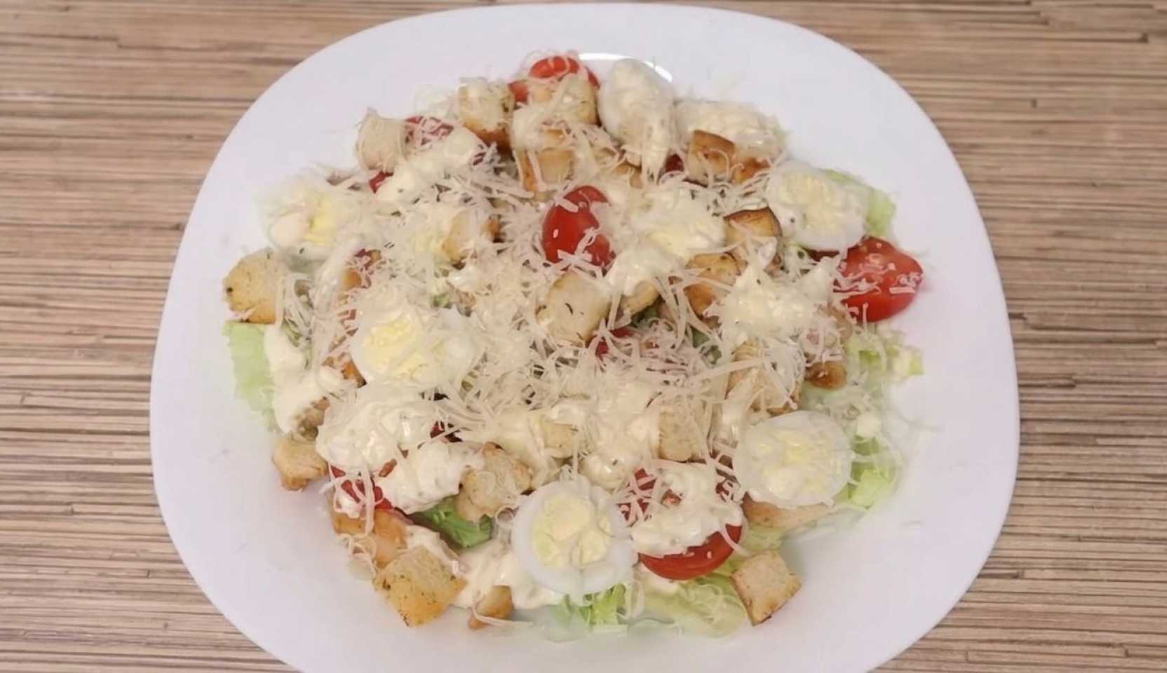 Изображение блюда: Салат Цезарь с курицей и черри — Eda.Video