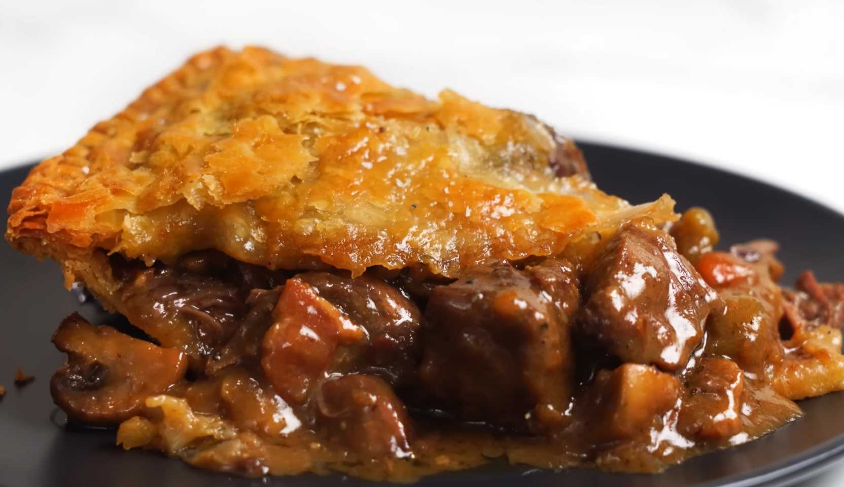 Изображение блюда: Семейный мясной пирог — Eda.Video