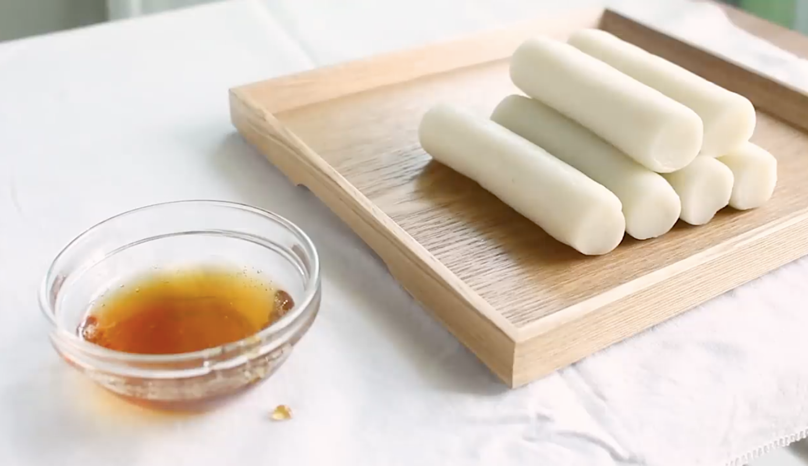 Изображение блюда: Рисовые палочки Гараеттеок — Eda.Video