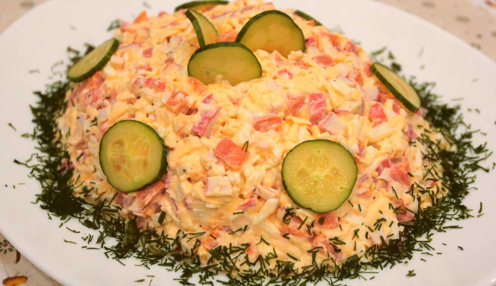 Изображение блюда: Крабовый салат с сыром — Eda.Video