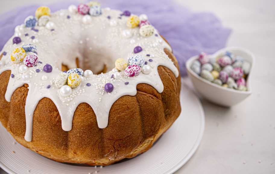 Новый рецепт: Кулич-венок с начинкой из изюма и орехов — Eda.Video