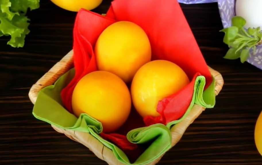 Рецепт: Как покрасить яйца куркумой