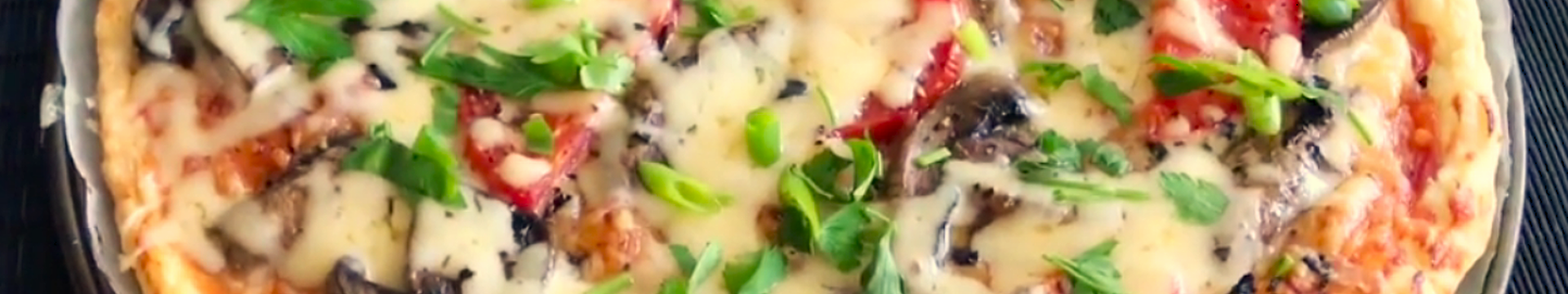 Пицца на слоёном тесте с грибами и томатами — Eda.Video