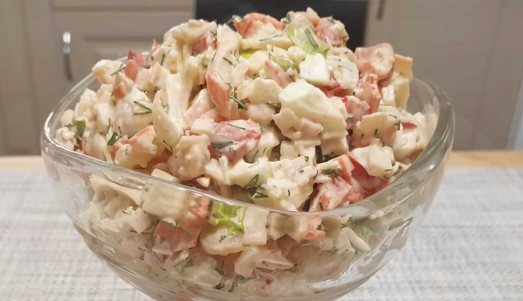 Изображение блюда: Крабовый салат с морепродуктами — Eda.Video