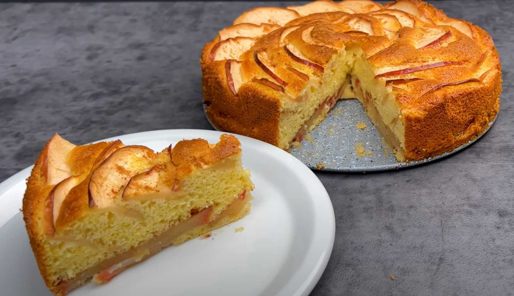 Изображение блюда: Шарлотка с яблоками и корицей — Eda.Video