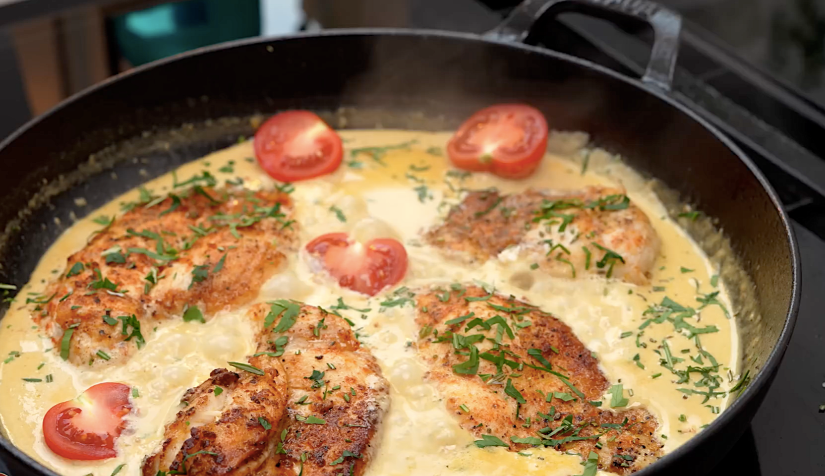 Изображение блюда: Хрустящая курица в сливочно-чесночном соусе с пармезаном — Eda.Video