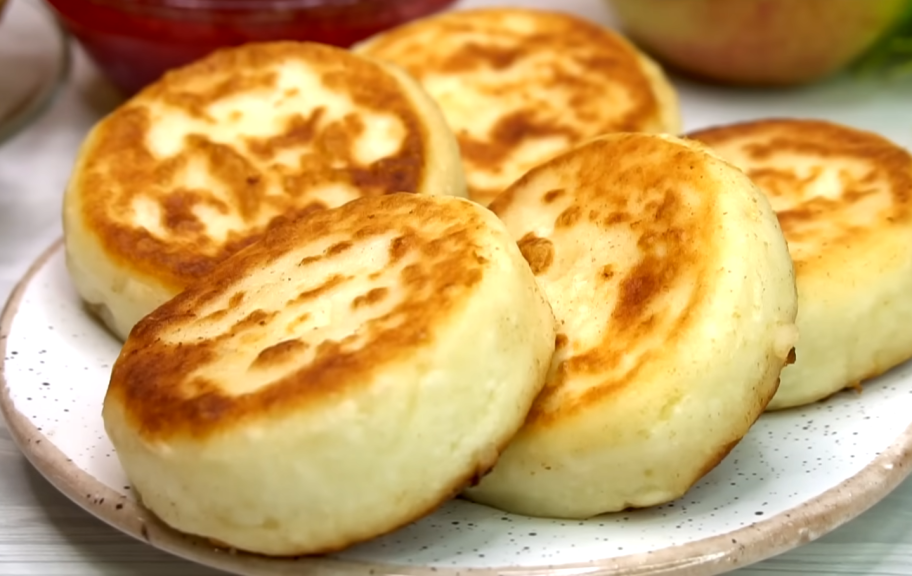 Новый рецепт: Пышные сырники со сметаной — Eda.Video