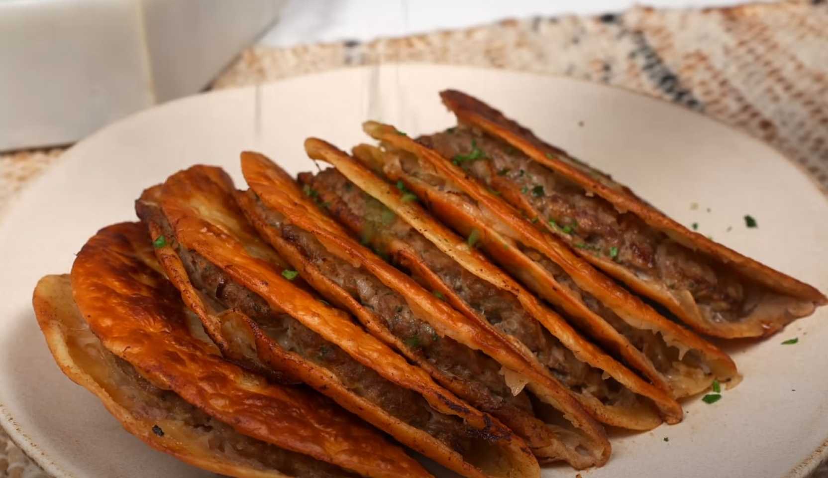 Изображение блюда: Лепешки с мясом на сковороде — Eda.Video