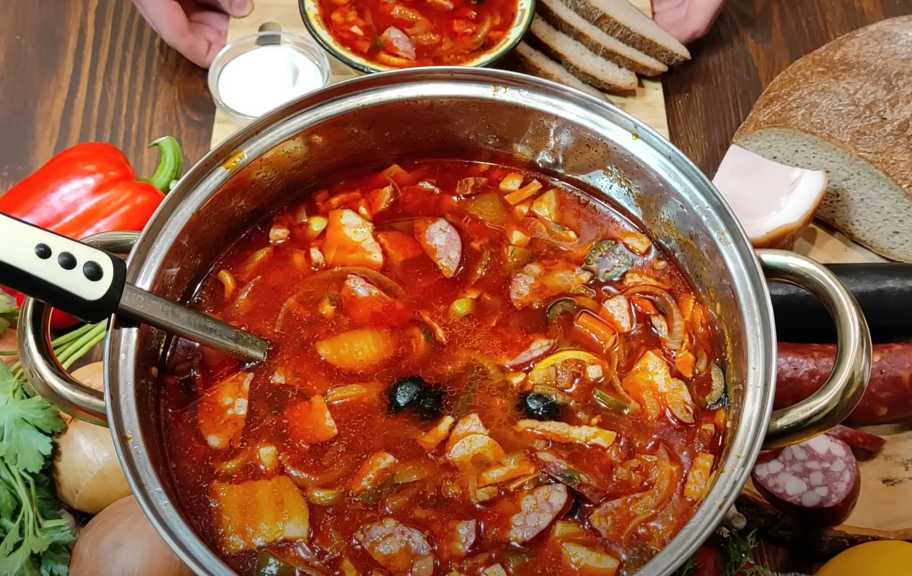 Новый рецепт: Сборная солянка с колбасой и солеными — Eda.Video