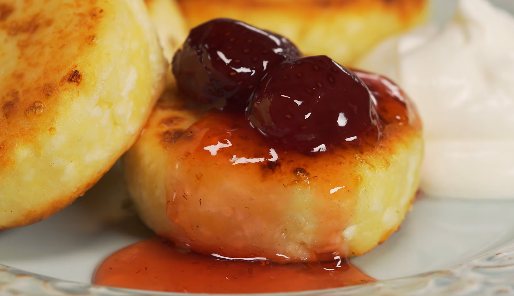 Изображение блюда: Сытные творожные сырники — Eda.Video