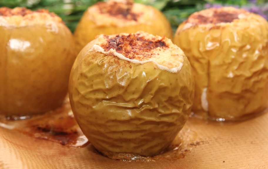 Новый рецепт: Запеченные яблоки с творогом и корицей — Eda.Video