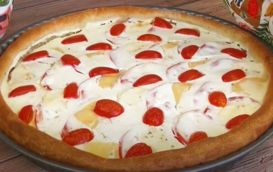 Рецепт: Ароматный пирог с сыром и помидорами