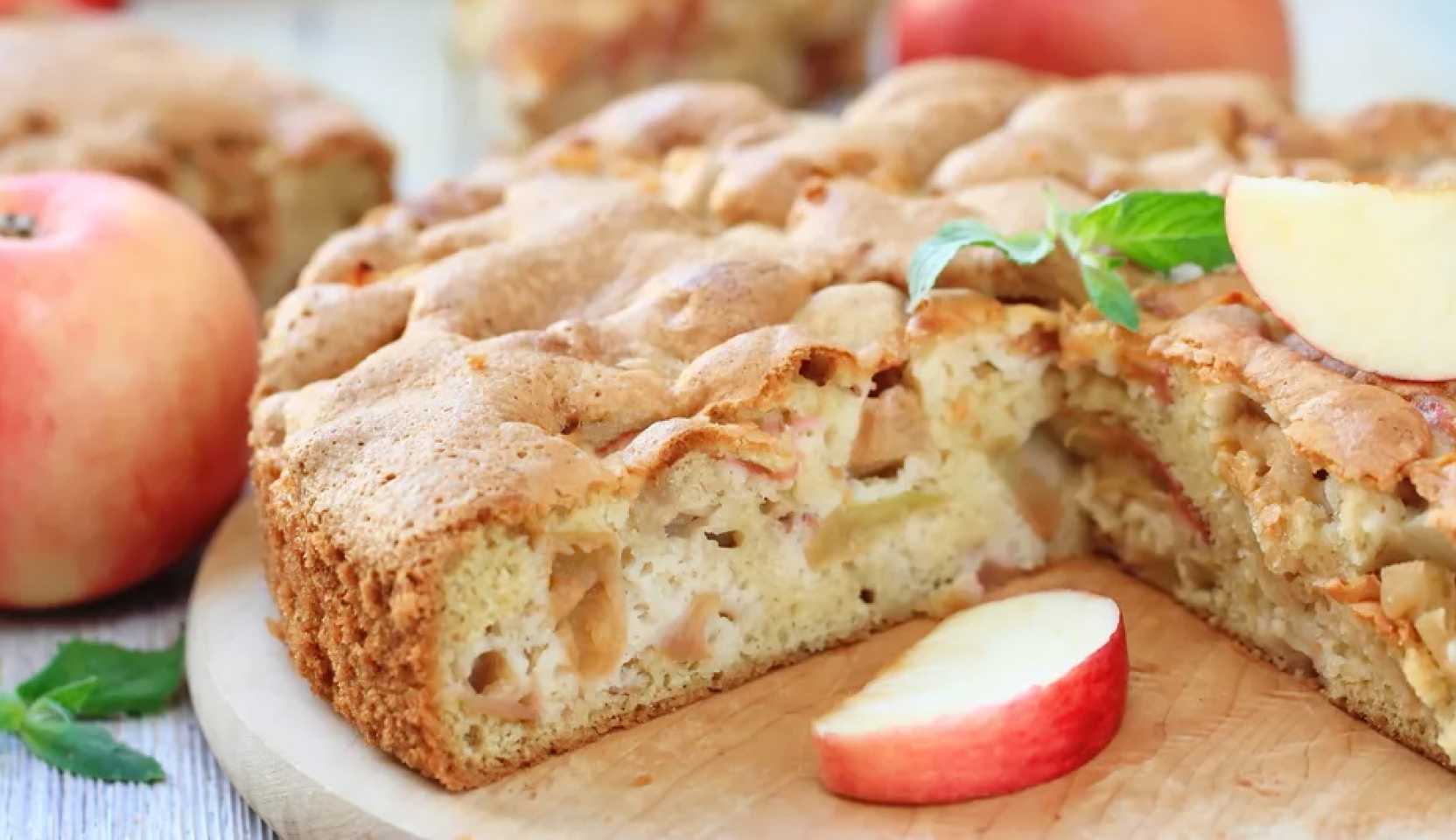 Популярный рецепт — Шарлотка с яблоками