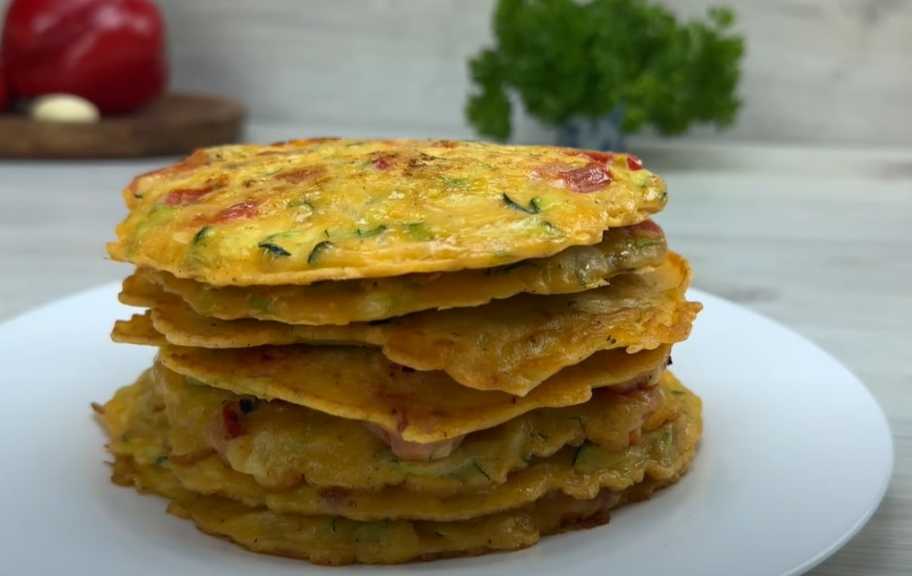Рецепт: Оладьи из капусты и овощей с сырным соусом